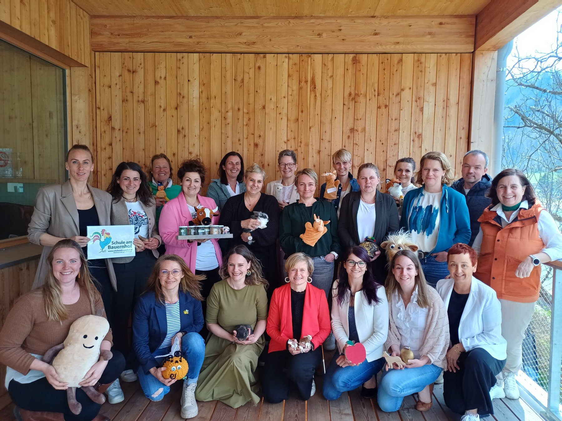 15 Salzburgerinnen und 1 Oberösterreicher absolvierten den ZL "Schule am Bauernhof".jpg 15 Salzburgerinnen und 1 Oberösterreicher absolvierten den ZL "Schule am Bauernhof".jpg