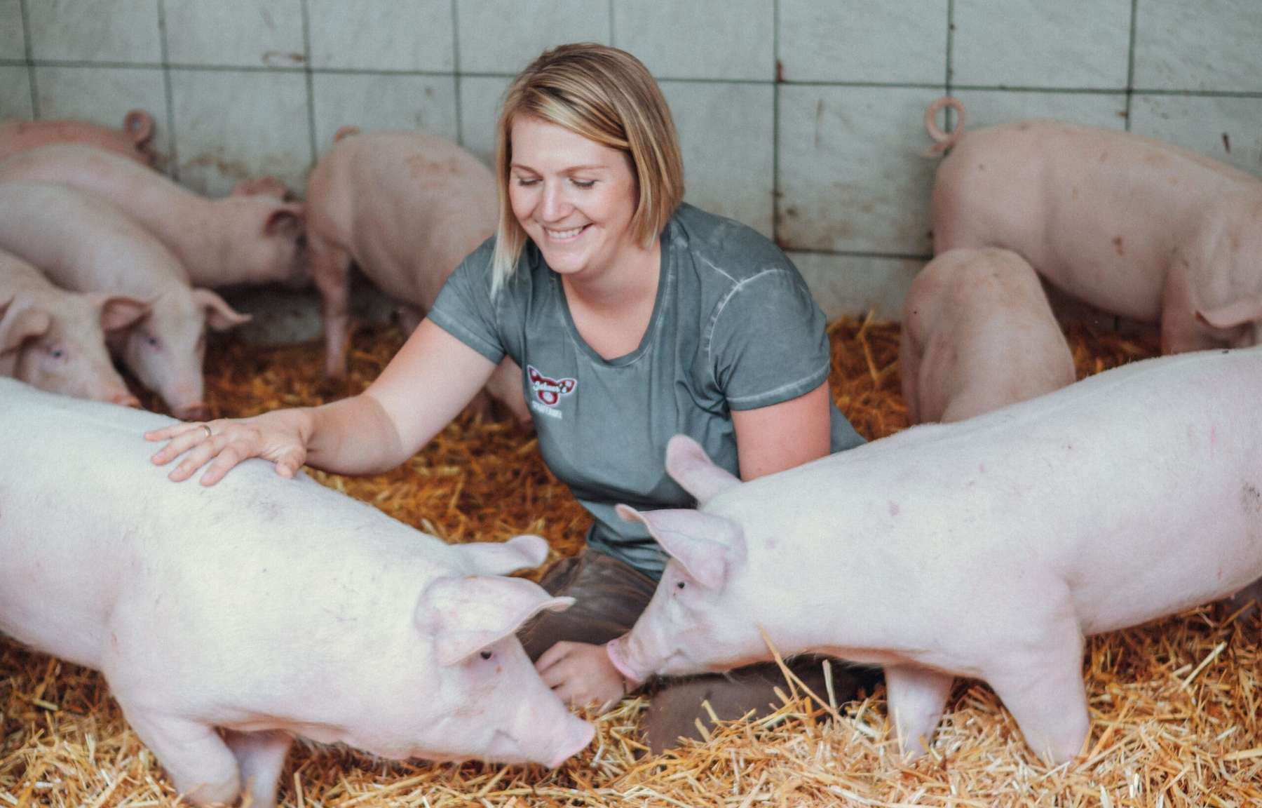 Lisa Zanker mit Ferkeln.jpg Lisa Zanker mit Ferkeln.jpg
