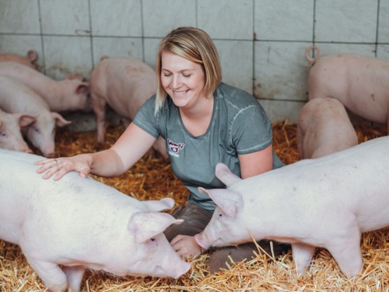 Lisa Zanker mit Ferkeln © https://jahner-spanferkel.at