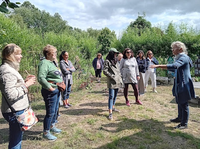 COPA-Seminar in Warschau 2025 Außerdem besucht wurde eine studierte Landschaftsarchitektin, die auf ihrem 1 Hektar großen Grundstück einen "Paradiesgarten“ angelegt hat, der besichtigt werden kann.  © Christine Riepl