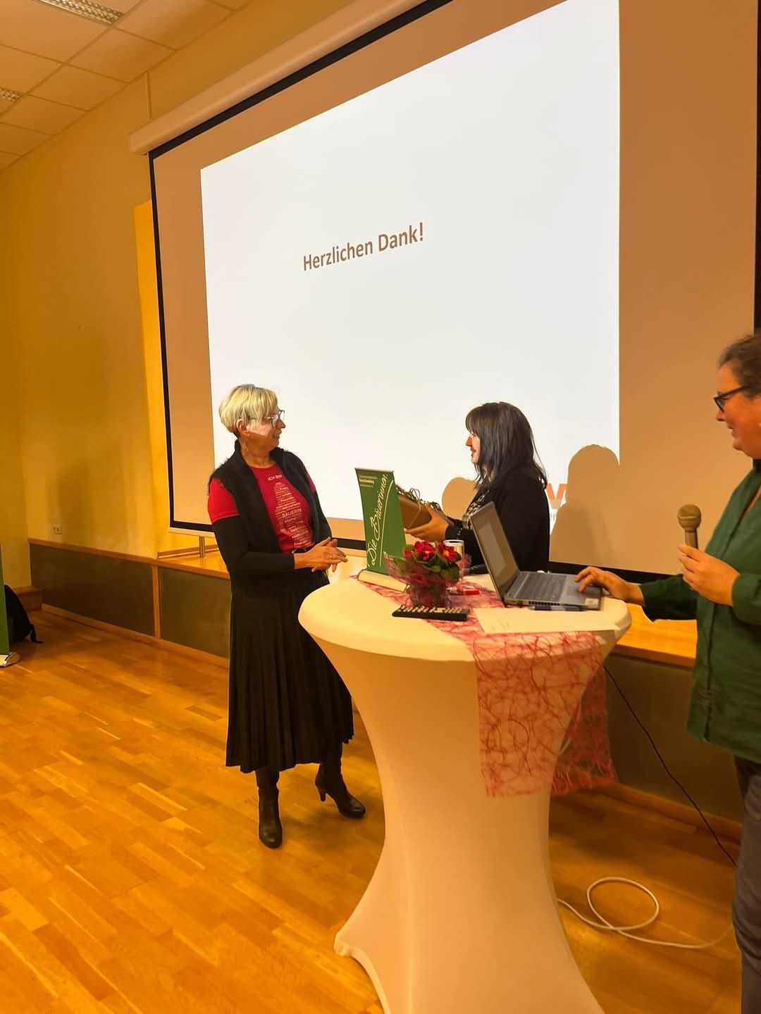 Angelika beim Bezirksbäuerinnentag 2025 in Tirol .jpg