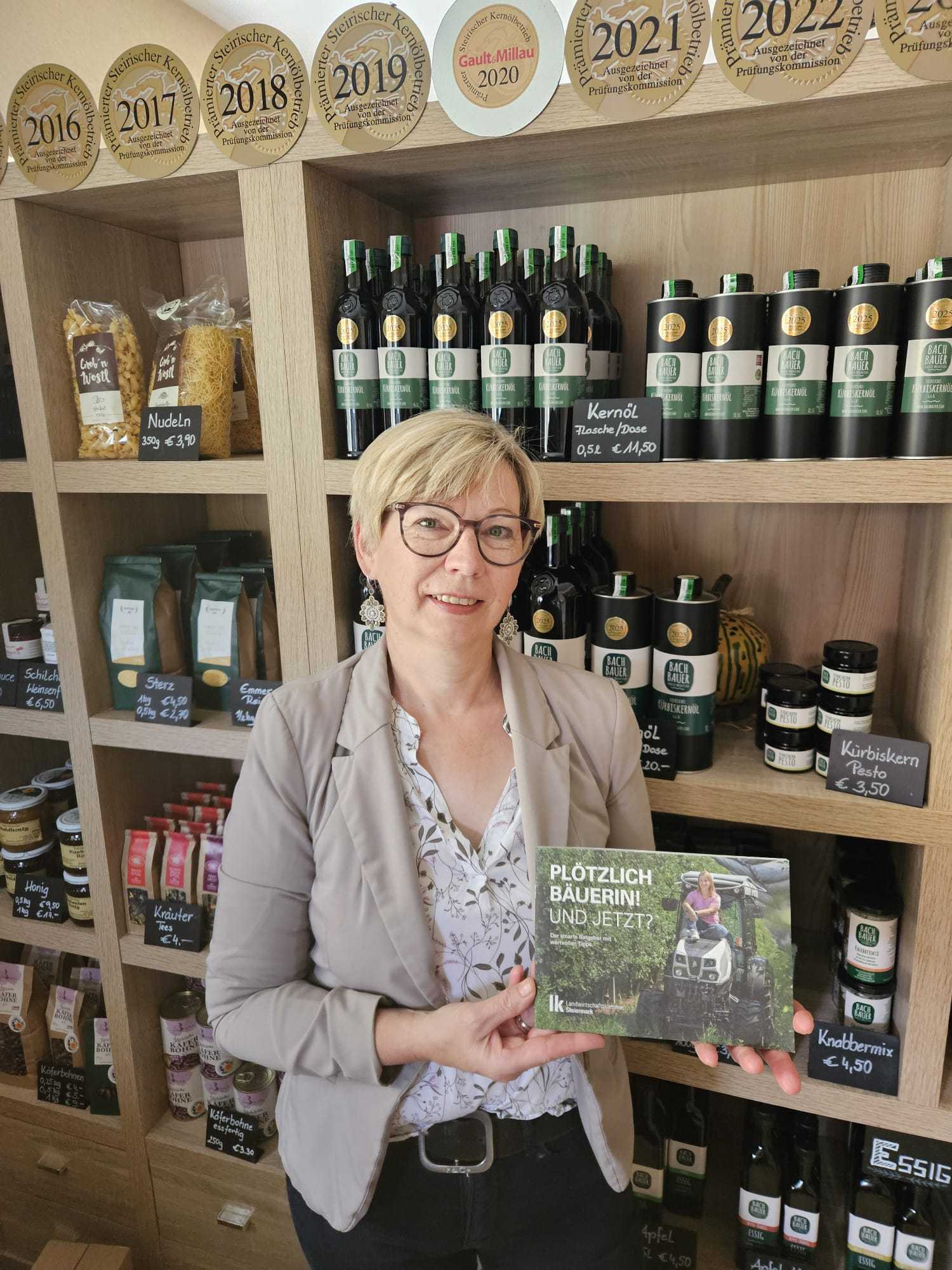 Angelika Wechtitsch mit ihren Erzeugnissen.jpg