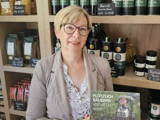Angelika Wechtitsch mit ihren Erzeugnissen © Wechtitsch vulgo Bachbauer