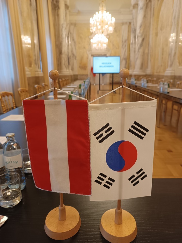 Südkoreanische Delegation in Wien.jpg