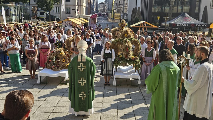 Segnung der Erntekronen durch den Bischof © LK OÖ