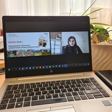Den Strategieprozess für die österreichische Landwirtschaft zeigte Eva Wallerberger vom BMLUK auf. © LKÖ-Bäuerinnen/Michaela Glatzl Den Strategieprozess für die österreichische Landwirtschaft zeigte Eva Wallerberger vom BMLUK auf. © LKÖ-Bäuerinnen/Michaela Glatzl