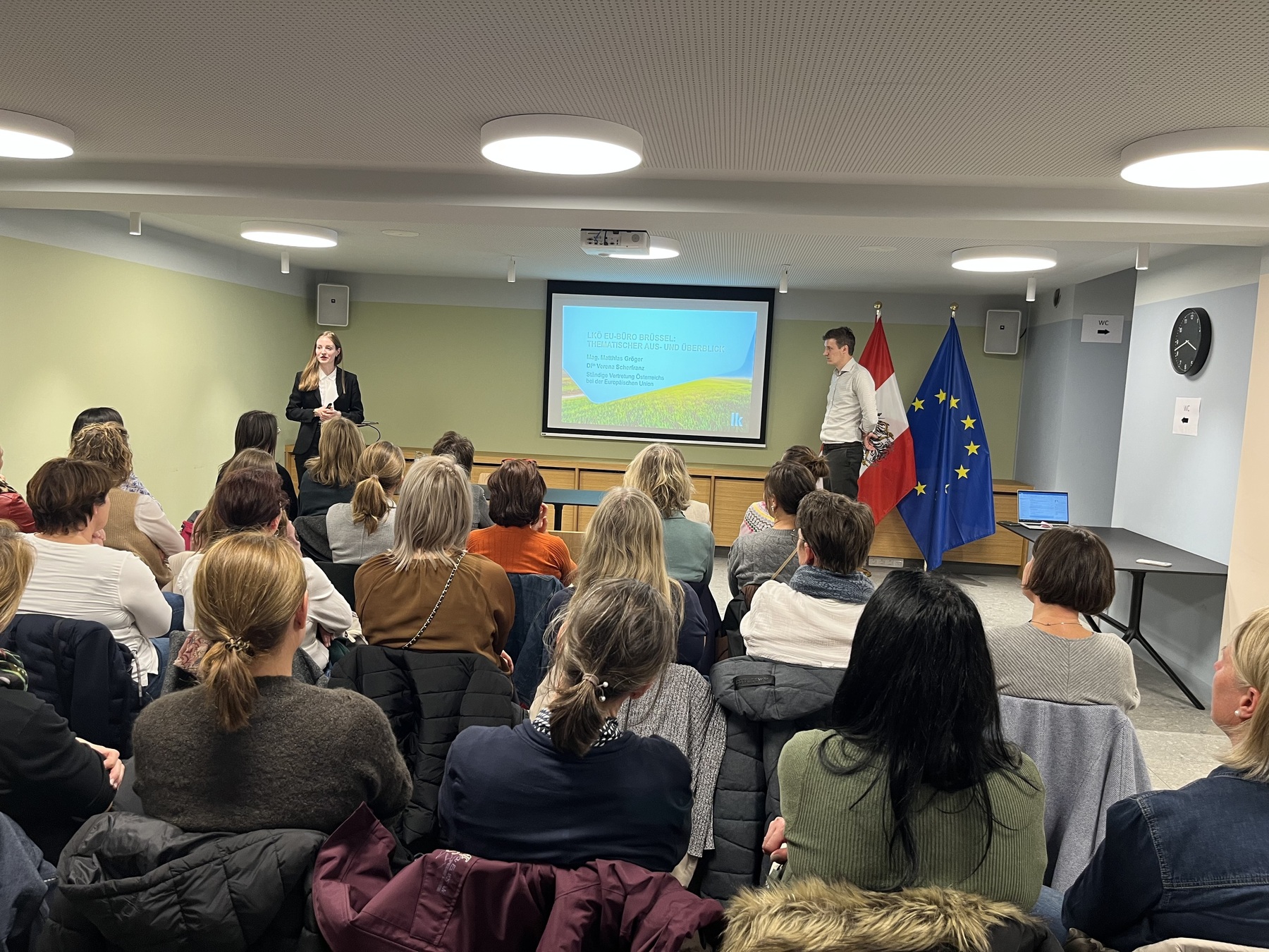 Gruppe hört Vortrag zu.