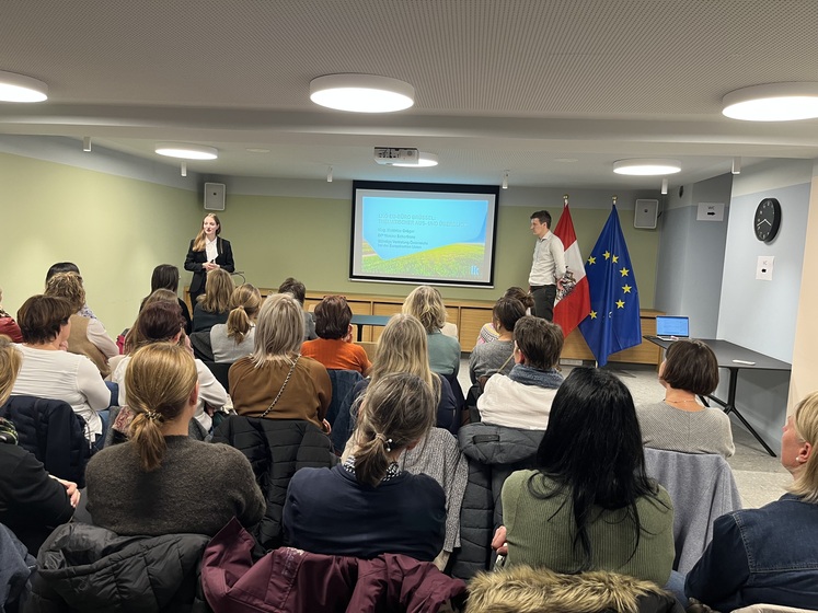 Gruppe hört Vortrag zu.