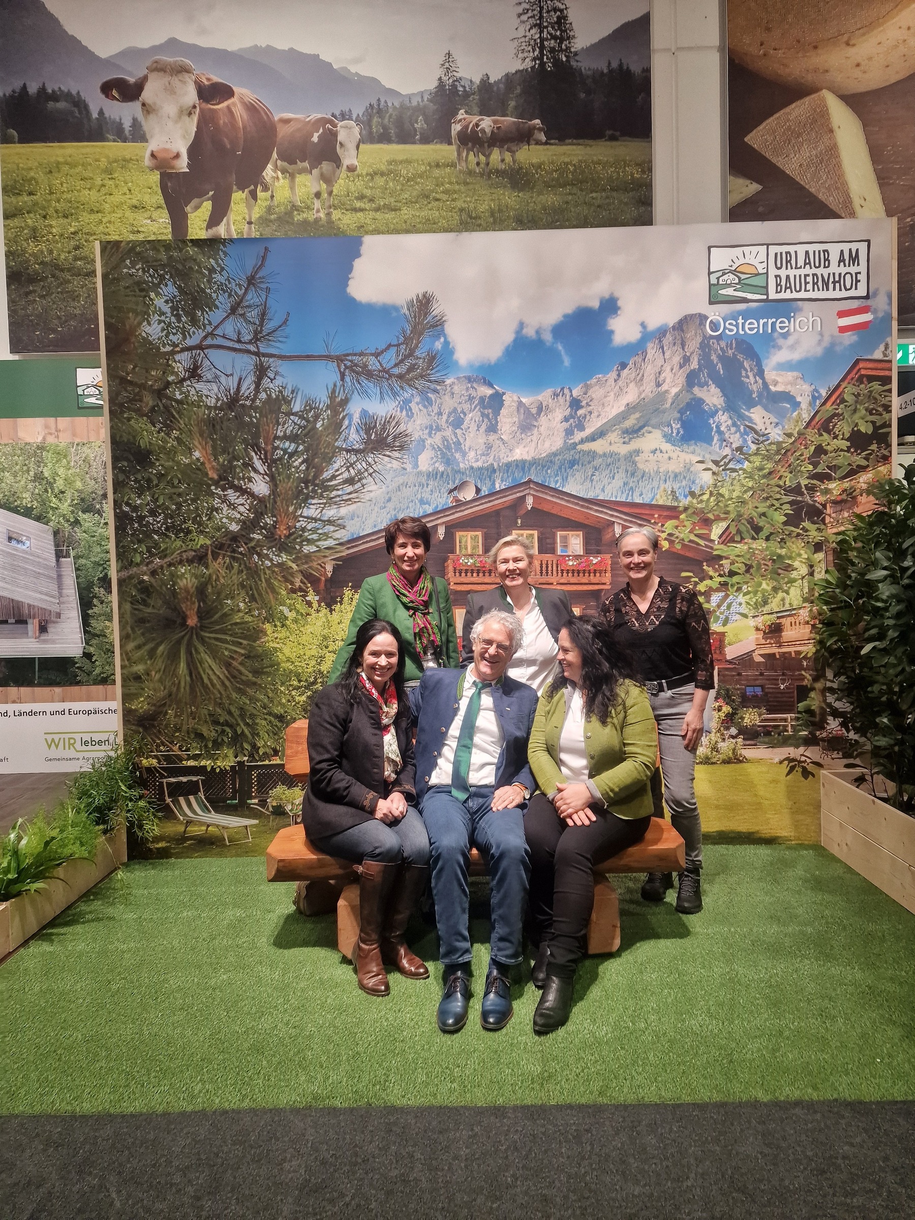 Bäuerinnen Österreich auf der Grünen Woche 2026 Die Bäuerinnen sind der Einladung von Hans Embacher, Geschäftsfüher von Urlaub am Bauernhof, auf den UaB-Stand gefolgt und haben konkrete Themen diskutiert. © Parz/LK Kärnten