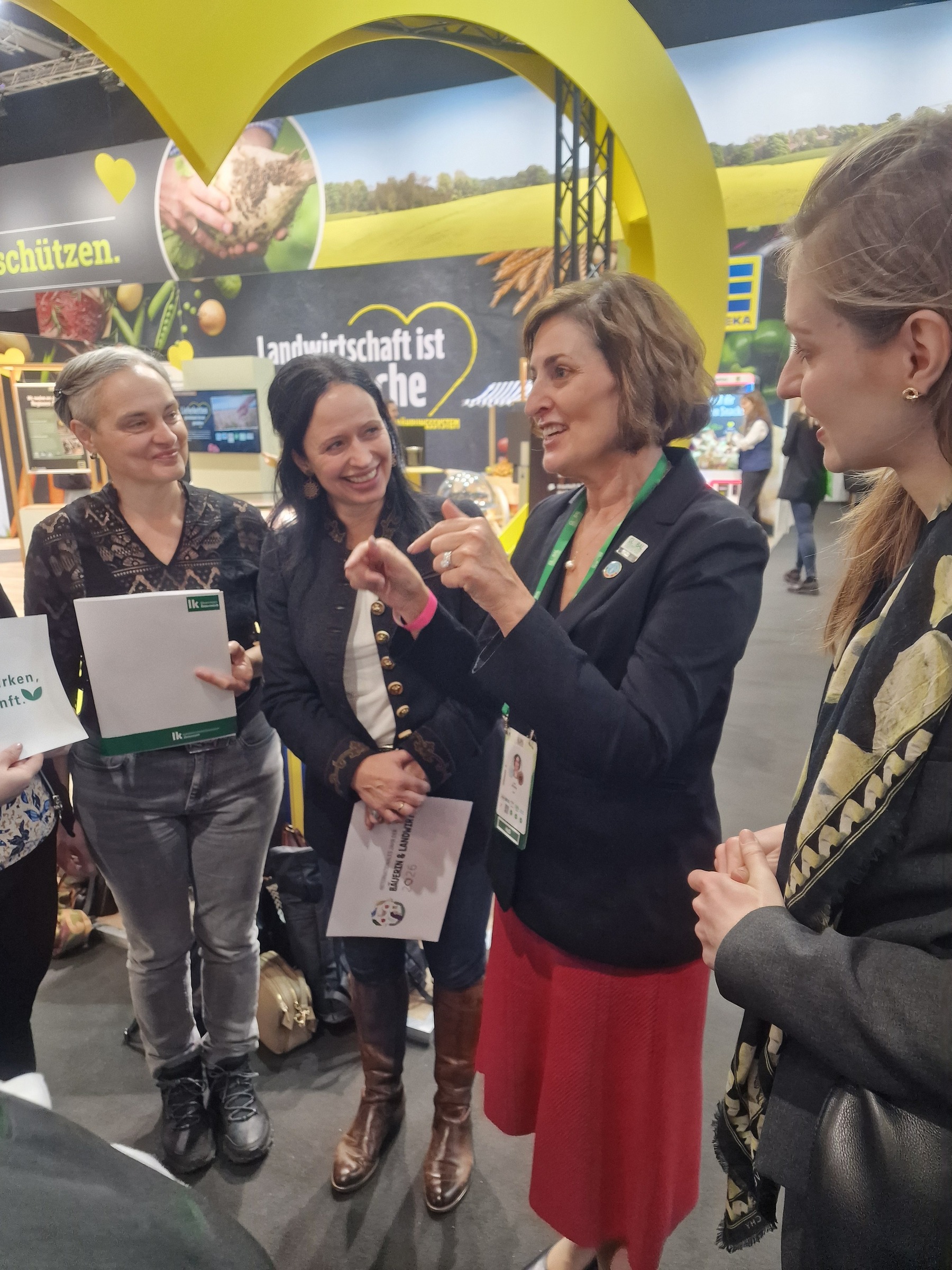Bäuerinnen Österreich auf der Grünen Woche 2026 Die stellvertretende Generaldirektorin der FAO, Beth Bechdol, hat sich viel Zeit für das Gespräch mit der österr. Bäuerinnen-Delegation genommen.  © Parz/LK Kärnten