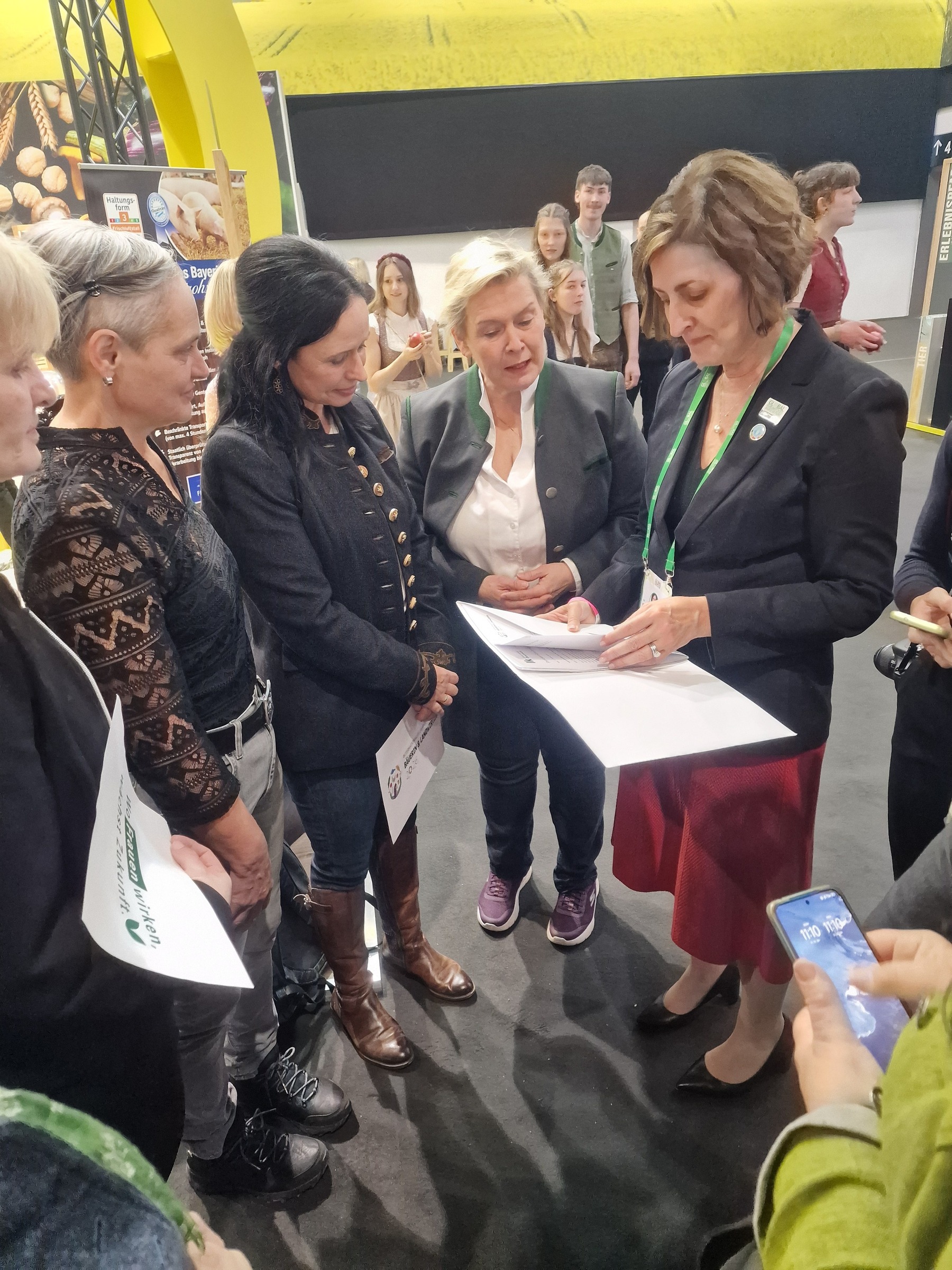 Bäuerinnen Österreich auf der Grünen Woche 2026 Bechdol wurde abschließend die Presseunterlage der Auftakt-PK der Bäuerinnen Österreich zum Intern. Jahr der Bäuerin 2026, mit dem 4-Punkte-Plan, überreicht.  © Parz/LK Kärnten