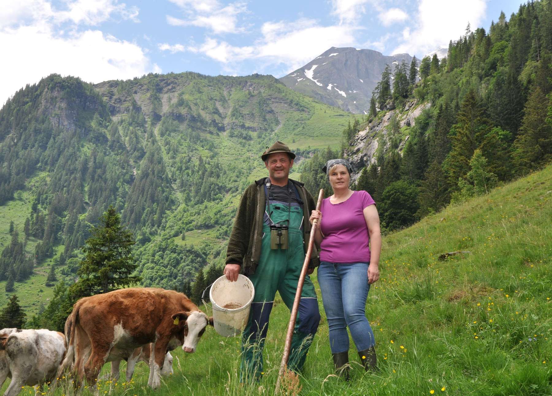 Claudia Entleitner und ihr Mann auf der Alm.jpg