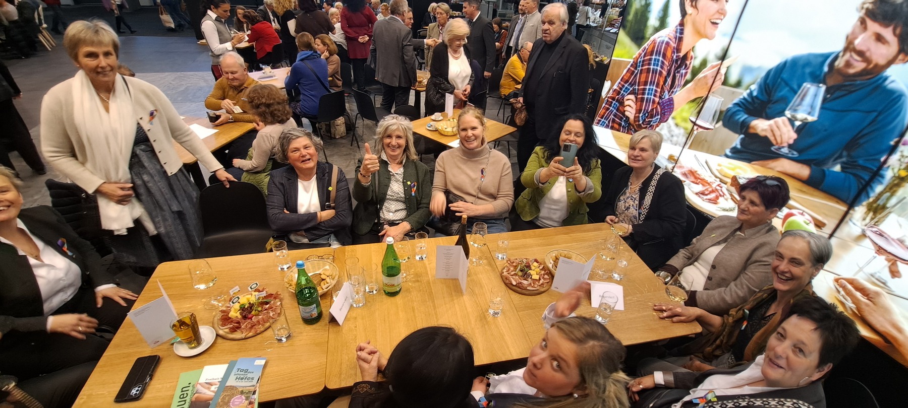 Bäuerinnen Österreich auf der Grünen Woche 2026 Das Vernetzen geht weiter. In größerer Runde treffen Bäuerinnenorganisationen aus mehreren Ländern zusammen.  © Liehmann/LK OÖ