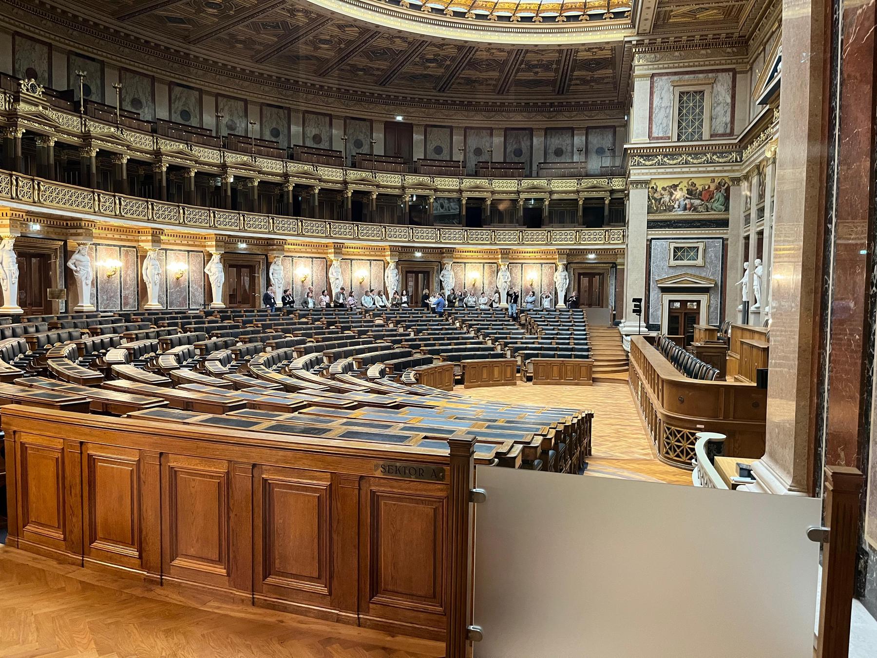 Wienexkursion von ZAMm-Teilnehmenden 2026 9 Besonders beeindruckend sind die historischen Bereiche des Parlaments. © Jernej/LKÖ