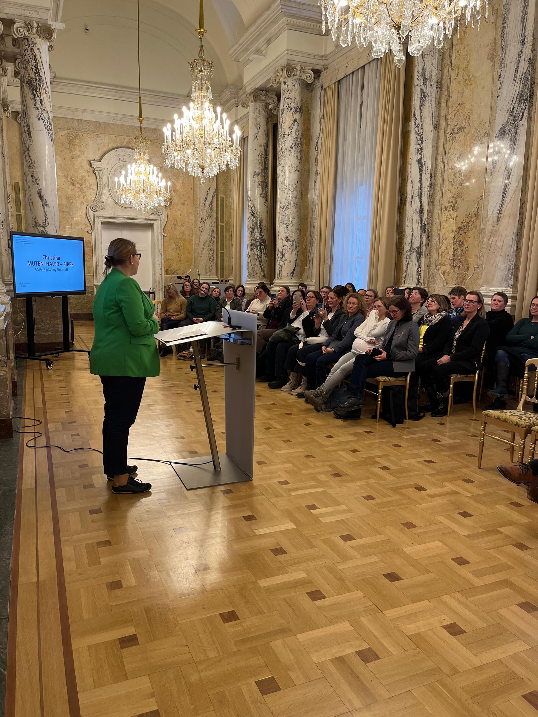 Wienexkursion der ZAMm-Teilnehmenden 2026 21 Die Besucher:innen erfuhren auch einiges über die AMA-Marketing, von deren Geschäftsführerin Christina Mutenthaler-Sipek. © Jernej/LKÖ