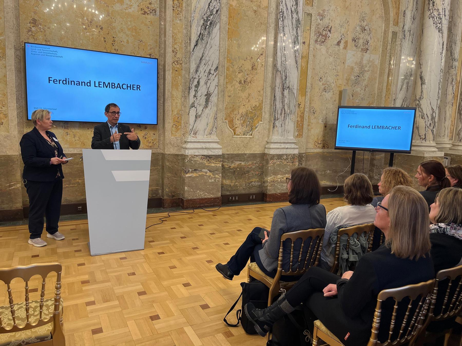 WiWienexkursion der ZAMm-Teilnehmenden 2026 22 Ferdinand Lembacher, Generalsekretär der Landwirtschaftskammer Österreich, führte durch die Aufgabenbereiche der bäuerlichen Interessenvertretung.  © Jernej/LKÖ