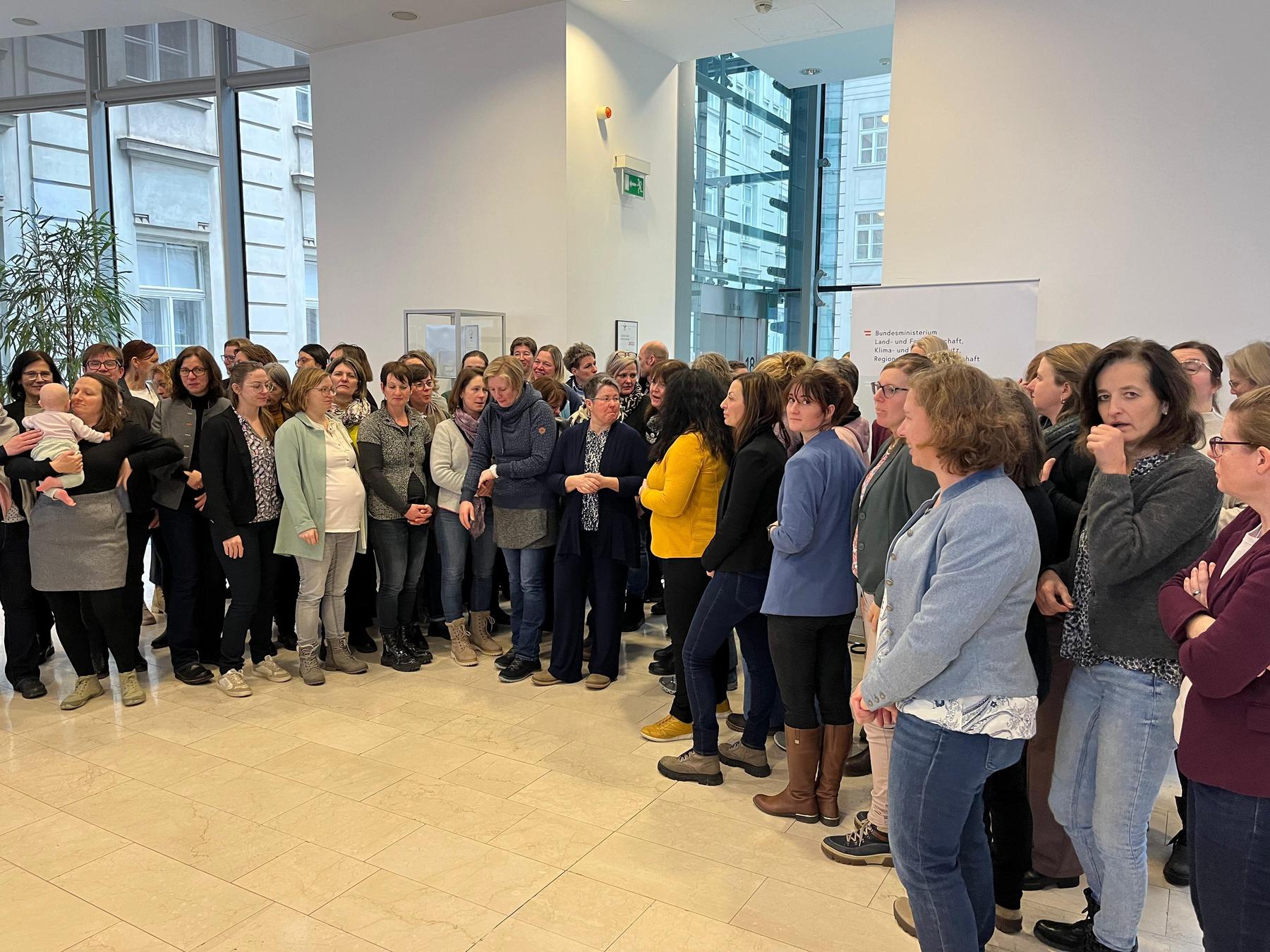 Wienexkursion der ZAMm-Teilnehmenden 2026 23 Aufstellen zum Gruppenbild mit Herr. © Jerney/LKÖ