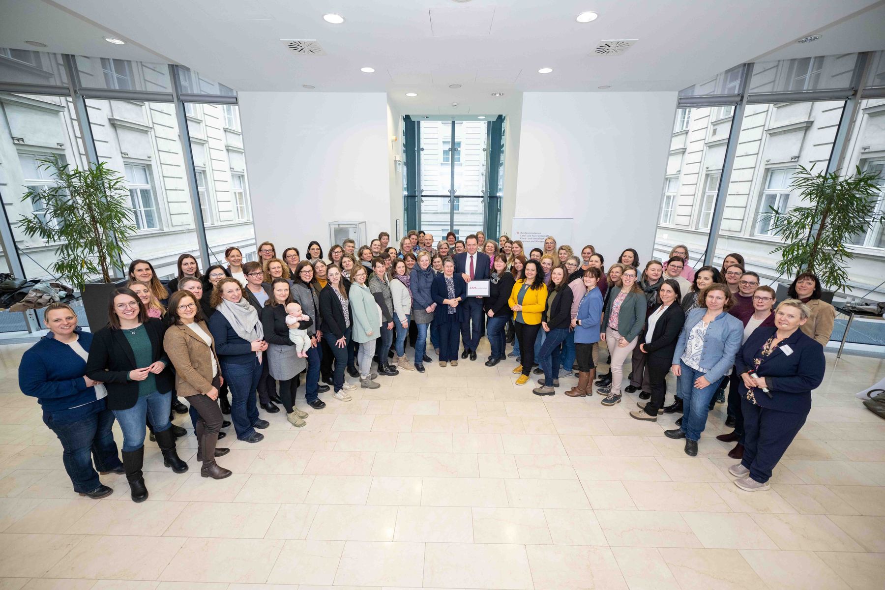 Wienexkursion der ZAMm-Teilnehmenden 2026 Hier das Gruppenbild mit BM Totschnig. © Hemerka/BMLUK