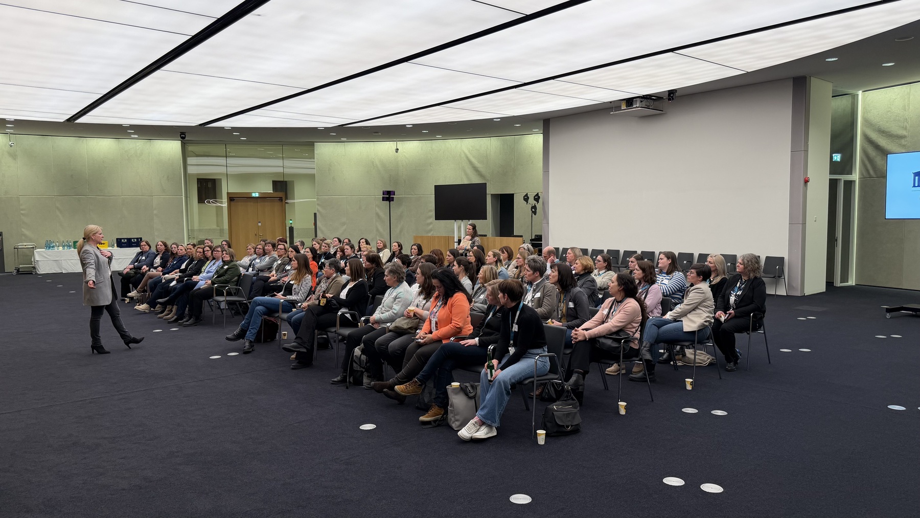 Wienexkursion der ZAMm-Teilnehmenden 2026 Bundesbäuerin Irene Neumann-Hartberger spricht mit den ZAMm-Teilnehmenden über ihre Rolle und Erfahrungen in der Funktionärstätigkeit.  © Eckhardt