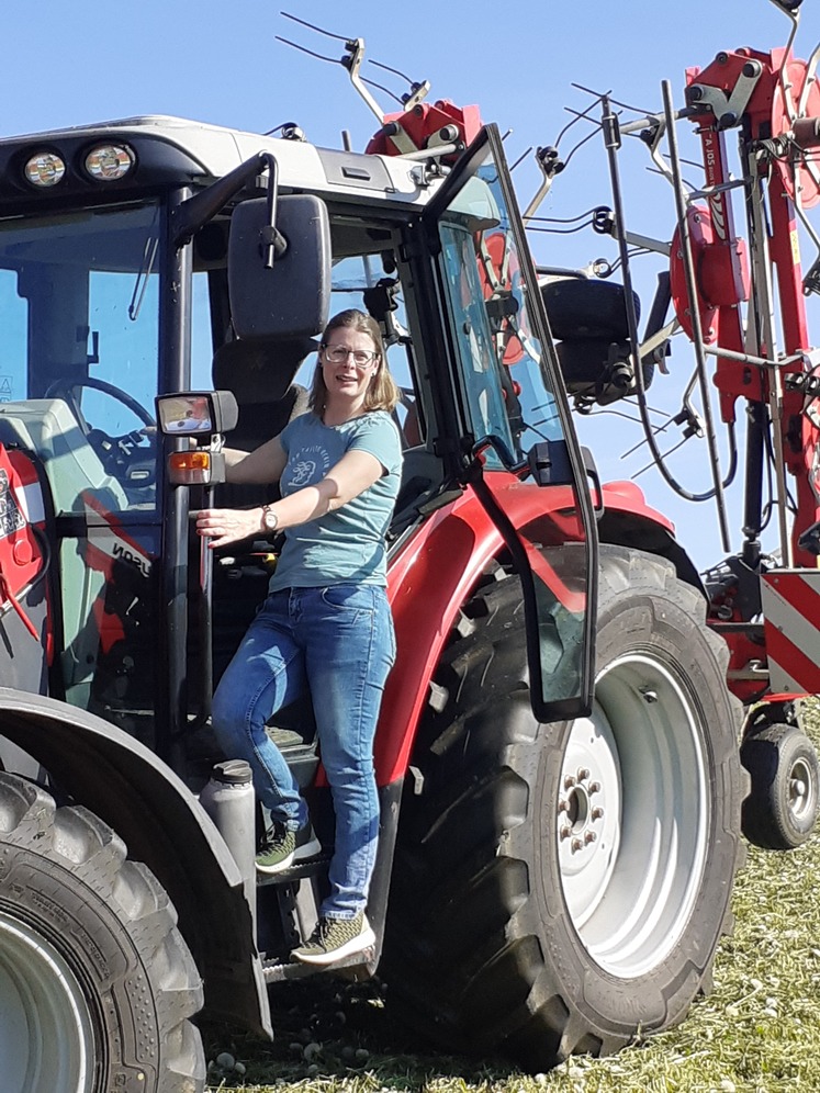 Bäuerin am Traktor.jpg