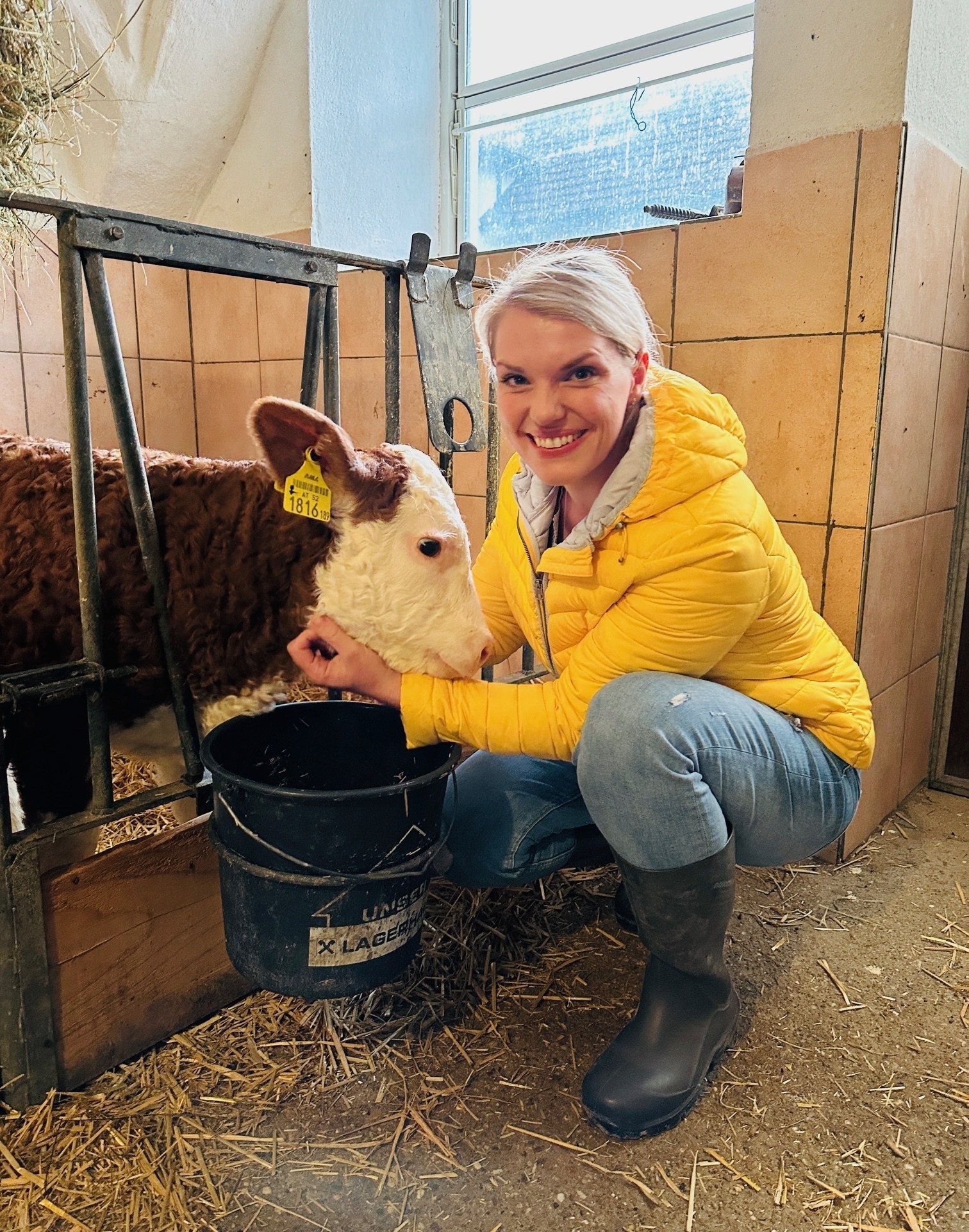 Stephanie Kreuzer aus Seewalchen im Stall.jpg