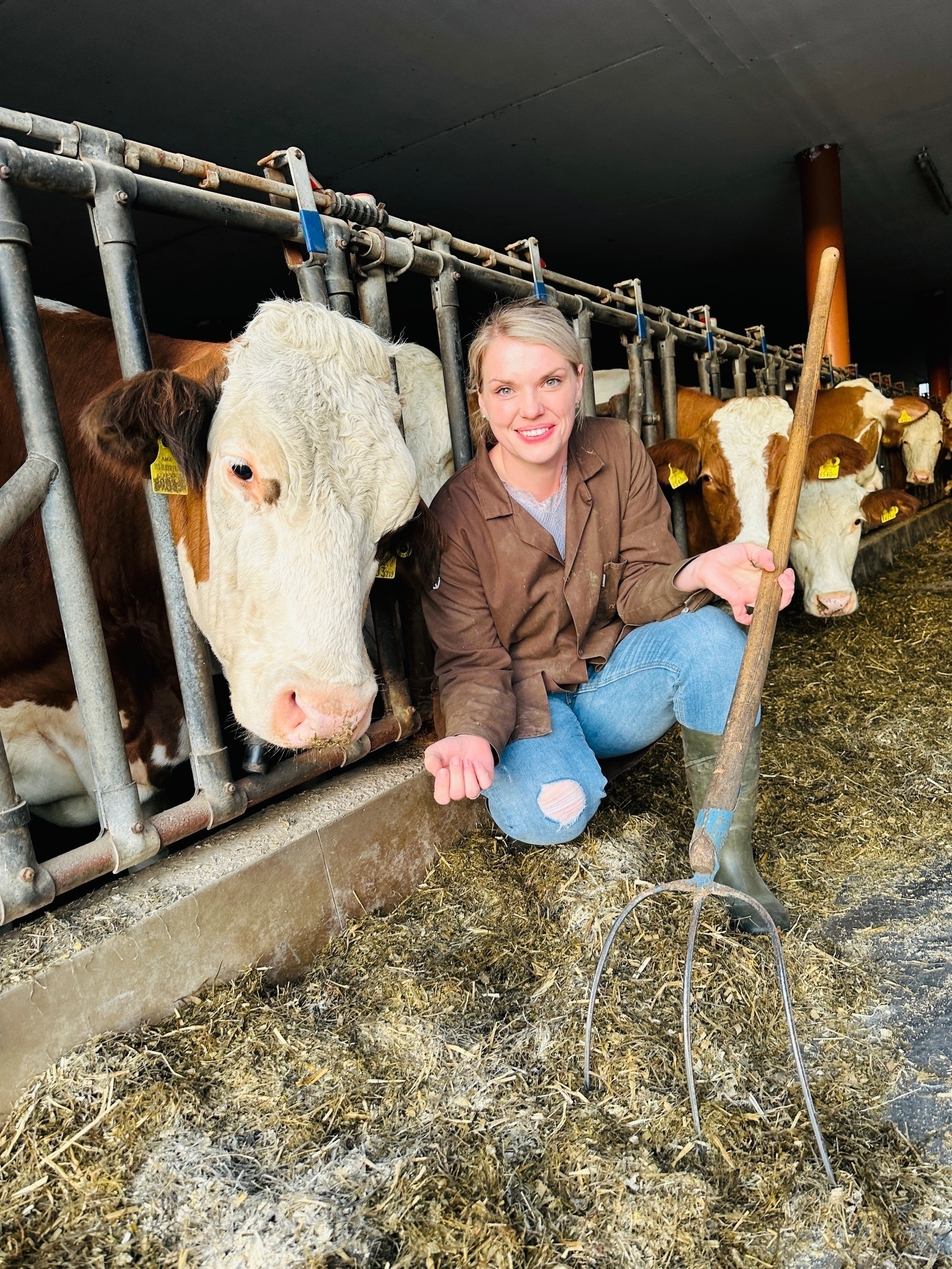 Stephanie Kreuzer aus Seewalchen im Stall.jpg