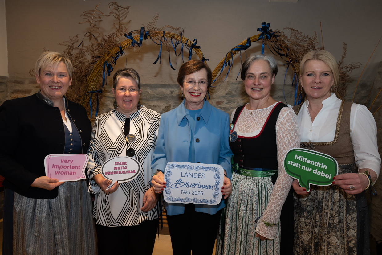 Landesbäuerinnentag Burgenland 2026 v.l. Michaela Glatzl, Geschäftsführerin der "Bäuerinnen Österreich", Angela Pfeiffer, Landeskoordinatorin der Bäuerinnen Burgenland, "First Lady" Doris Schmidauer, Landesbäuerin Christine Riepl und Bundesbäuerin Irene Neumann-Hartberger. © Ernst Breitegger