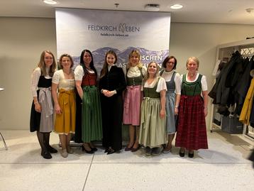 Salzburger ZAMm-Absolventionnen treffen Verena Scherfranz von der Vertretung der LKÖ in Brüssel beim Bundesbäuerinnentag in Feldkirch wieder.