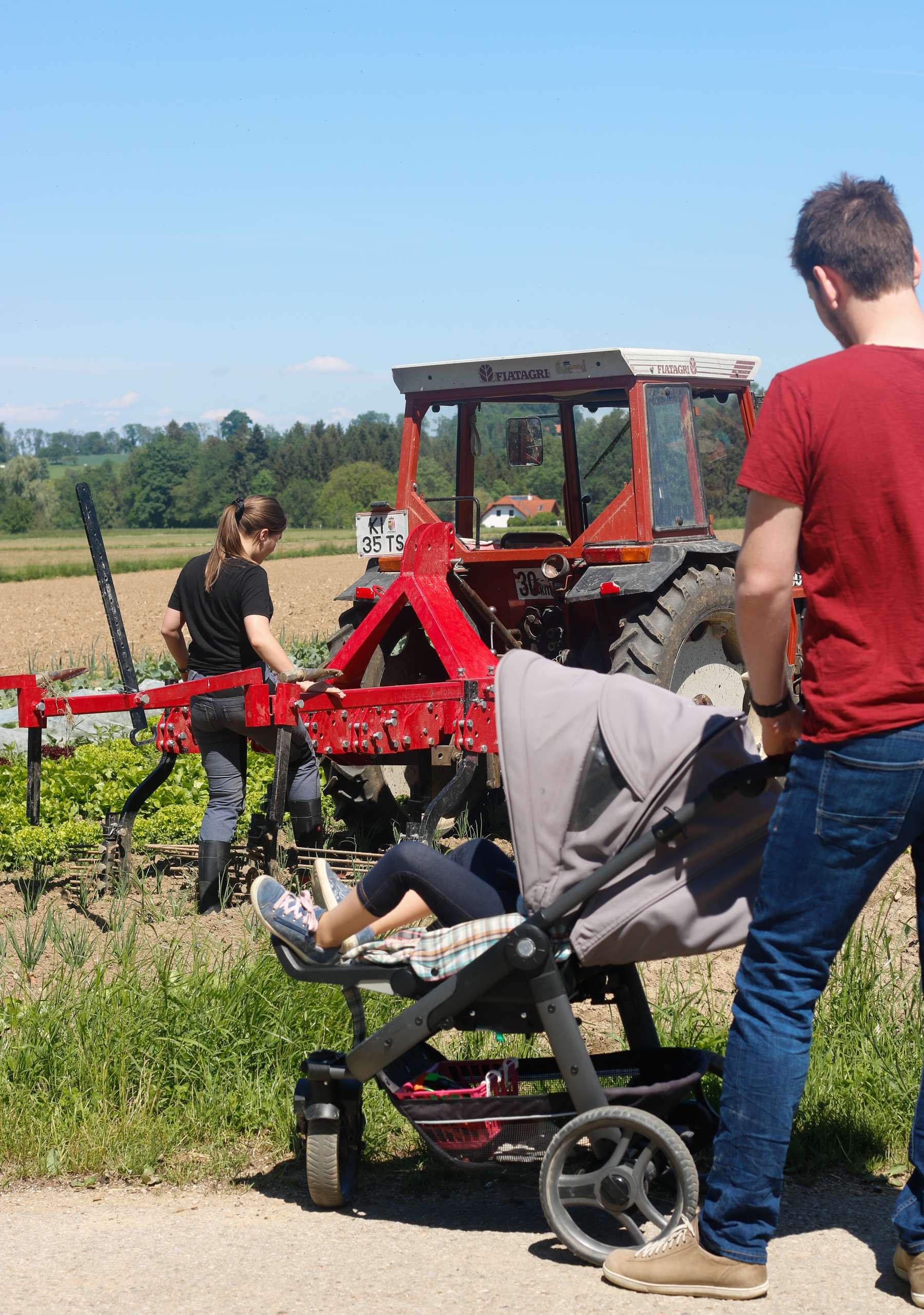 Vater mit Kinderwagen.jpg