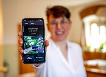 Frau mit Handydisplay.jpg