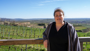 Frau steht vor Weinfeld