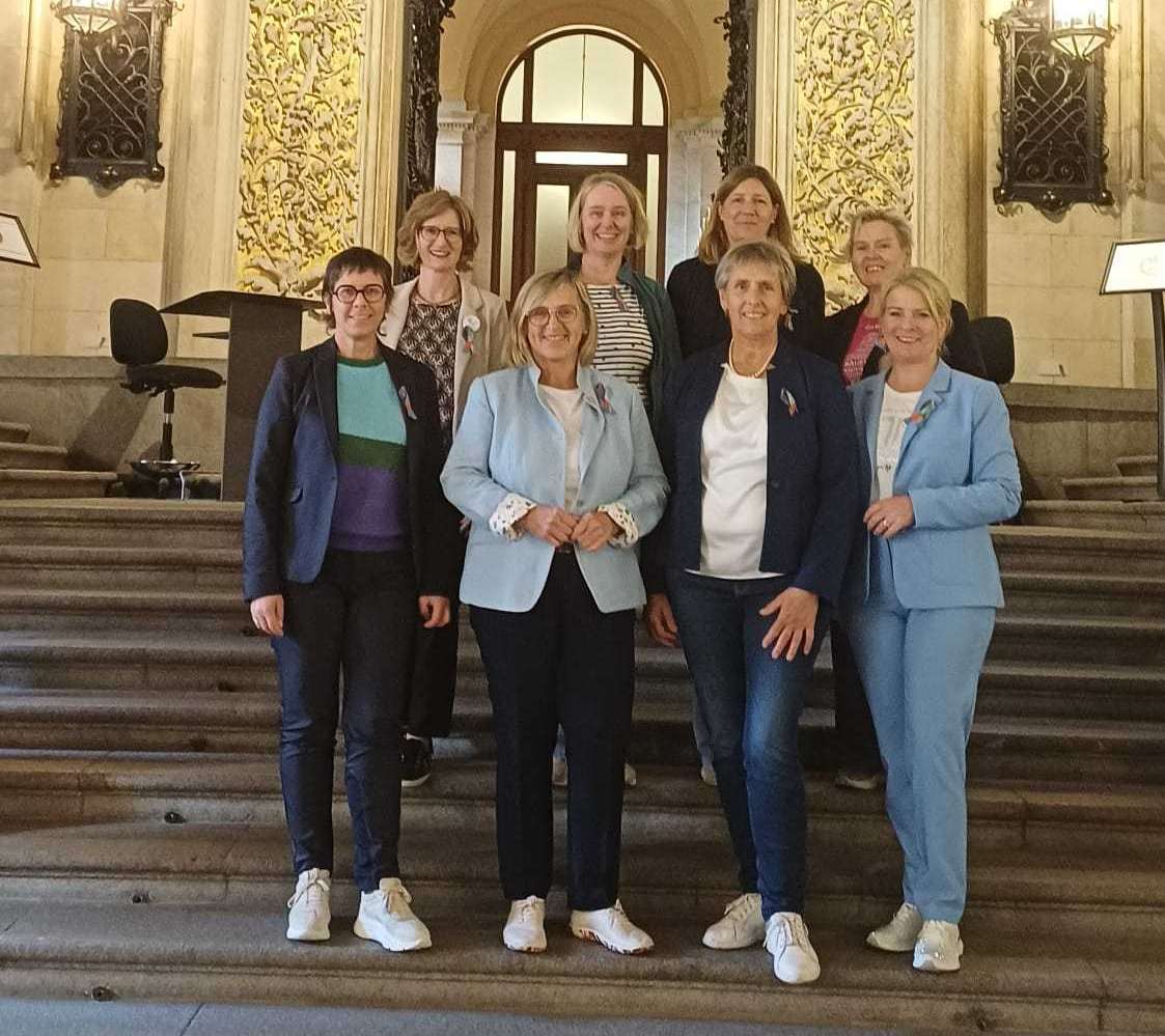 Vier-Länder-Treffen in Hamburg Gruppenfoto Präsidentinnen + Geschäftsführerinnnen.jpg