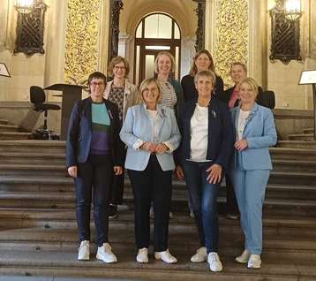 Vier-Länder-Treffen in Hamburg Gruppenfoto Präsidentinnen + Geschäftsführerinnnen.jpg