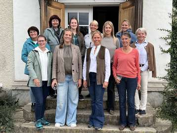 Gruppenfoto mit Schwedische Bäuerinnen.jpg