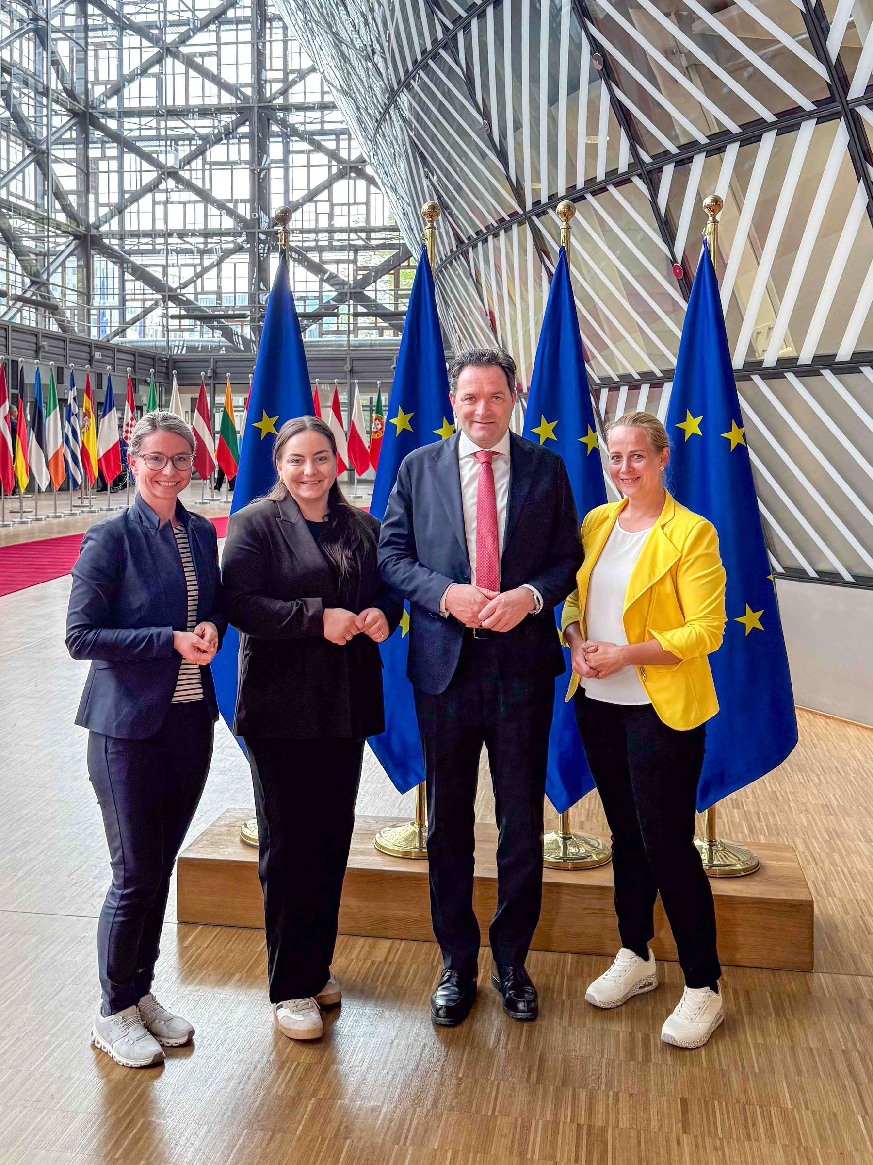 Bäuerinnen mit BM Totschnig beim Agrarministerrat in Brüssel.jpg