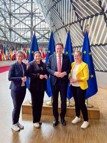 Bäuerinnen mit BM Totschnig beim Agrarministerrat in Brüssel.jpg