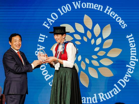 Andrea Schwarzmann erhält die Female Heroe-Auszeichnung aus den Händen von FAO-Generaldirektor QU Dongyu © AO/Giuseppe Carotenuto. Editorial use only