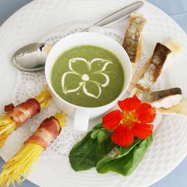 Spinatsuppe mit Forellenstreifen.jpg Spinatsuppe mit Forellenstreifen.jpg