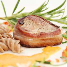 Schweinsmedaillons im Speckmantel.jpg Schweinsmedaillons im Speckmantel.jpg