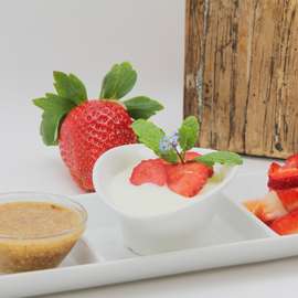 Buttermilchmousse mit Erdbeeren.jpg Buttermilchmousse mit Erdbeeren.jpg