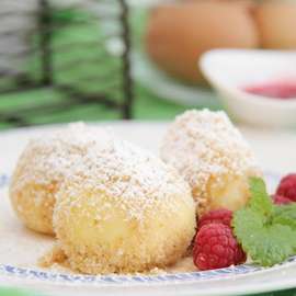 Topfen-Grießknödel mit Himbeersauce.jpg Topfen-Grießknödel mit Himbeersauce.jpg