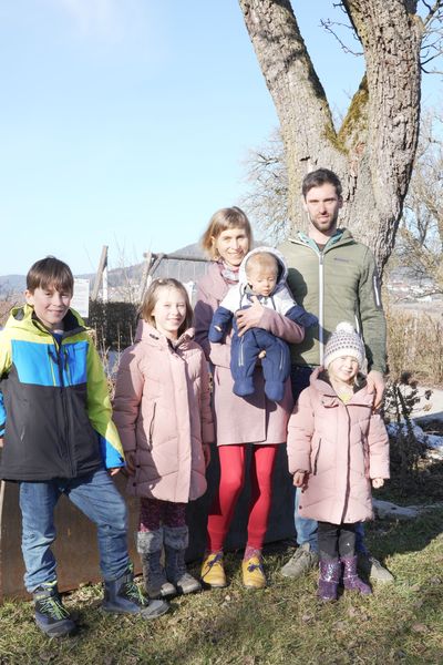 Gruppenfoto eine Familie mit 4 Kindern im Garten vor einem Baum. Gruppenfoto eine Familie mit 4 Kindern im Garten vor einem Baum.