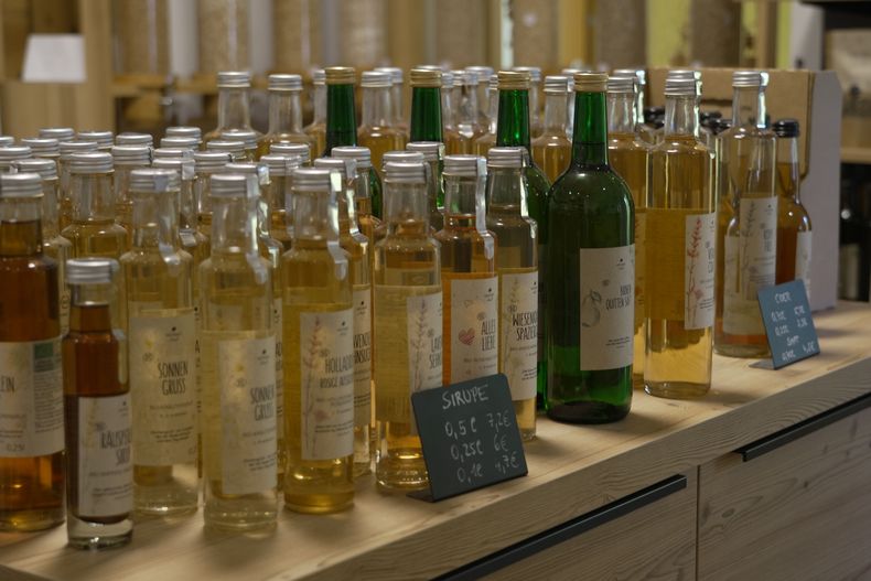 verschiedene Saftflaschen auf einem Tisch verschiedene Saftflaschen auf einem Tisch