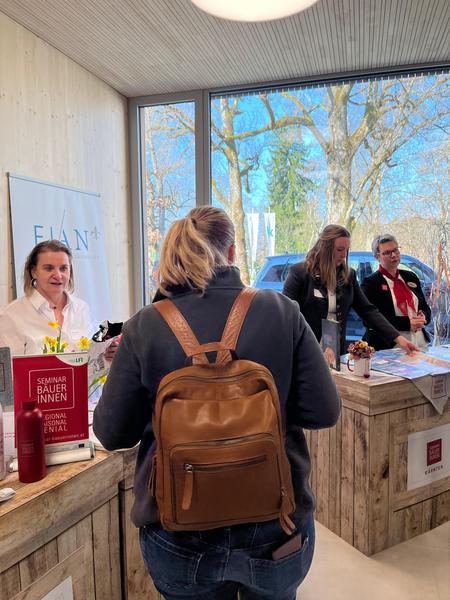 Praktikerinnen Treffen.jpg