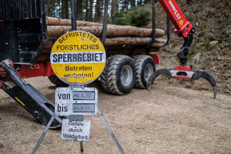 LFI-FARMINAR Krananhänger.jpg LFI-FARMINAR Krananhänger.jpg