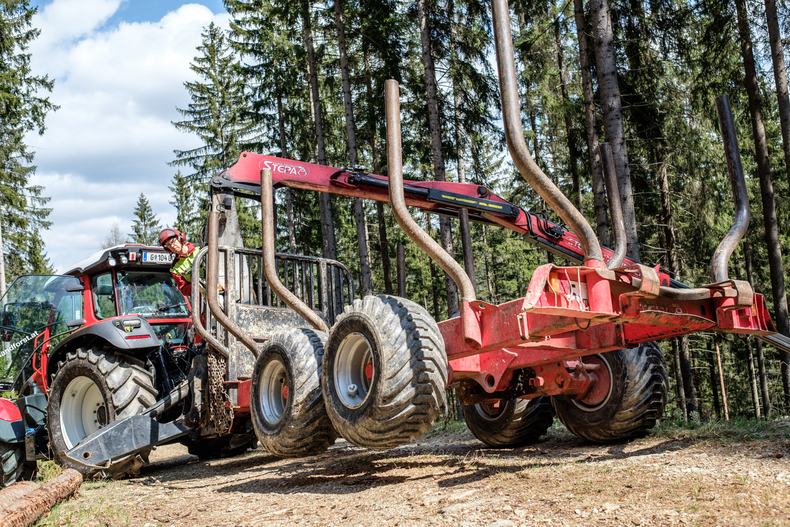 LFI-FARMINAR Krananhänger.jpg LFI-FARMINAR Krananhänger.jpg