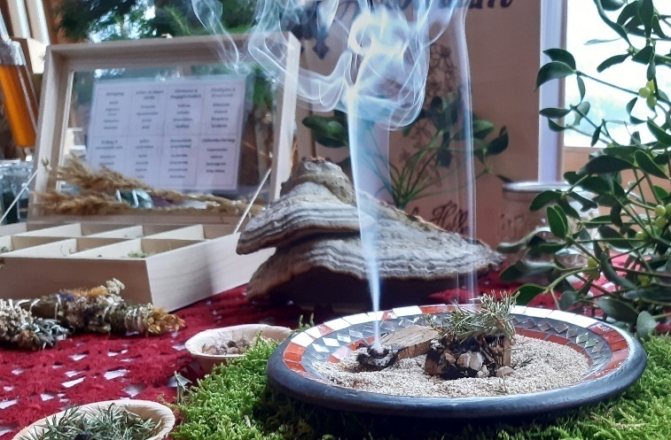 Traditionelles Räuchern mit heimischen Pflanzen