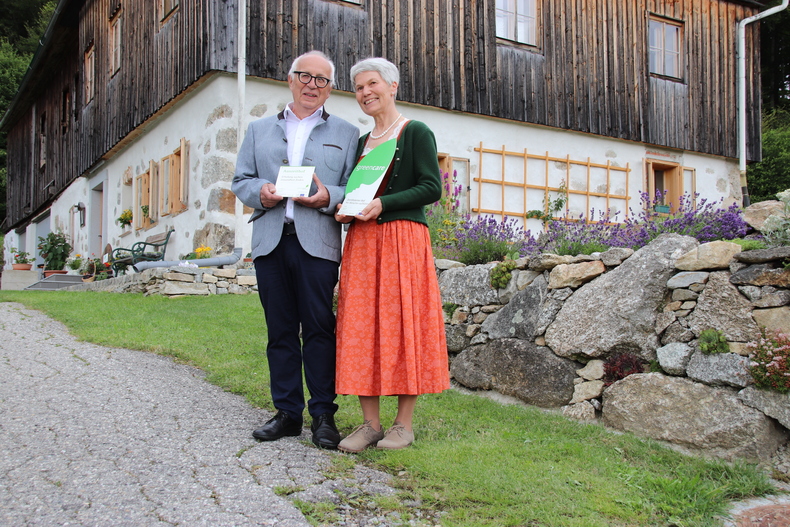 Fred und Christine Stummer vor der Kräuteralm (c) Hubert Mittlböck-Frühwirth.jpg