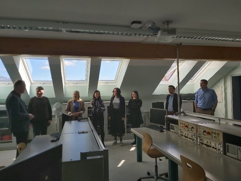 3. Fokusgruppe: Erkundung der Berufsschule samt crossboarder Diskussionen.jpg 3. Fokusgruppe: Erkundung der Berufsschule samt crossboarder Diskussionen.jpg