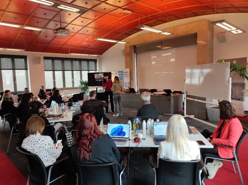 2. Workshop zu Digitalisierungstools in der Lehrlingsakquise mit HR- und Marketingmitarbeiter:innen bei der Fa. Talum in Kidričevo.jpg 2. Workshop zu Digitalisierungstools in der Lehrlingsakquise mit HR- und Marketingmitarbeiter:innen bei der Fa. Talum in Kidričevo.jpg